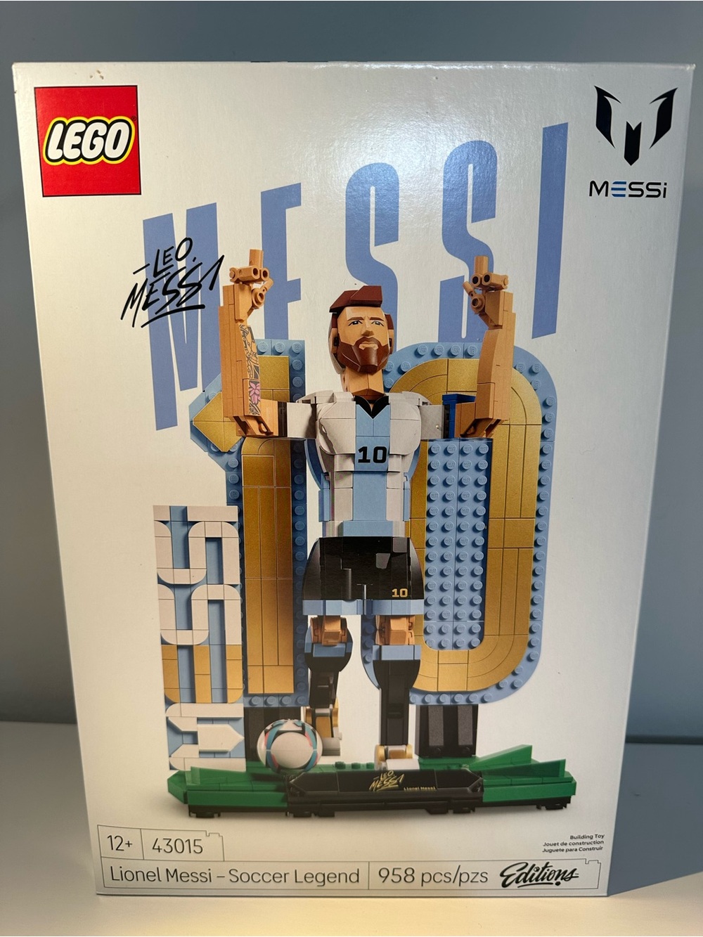 LEGO Messi Buildable Figure in White, Blue & Gold NEW 958 pcs/pzs